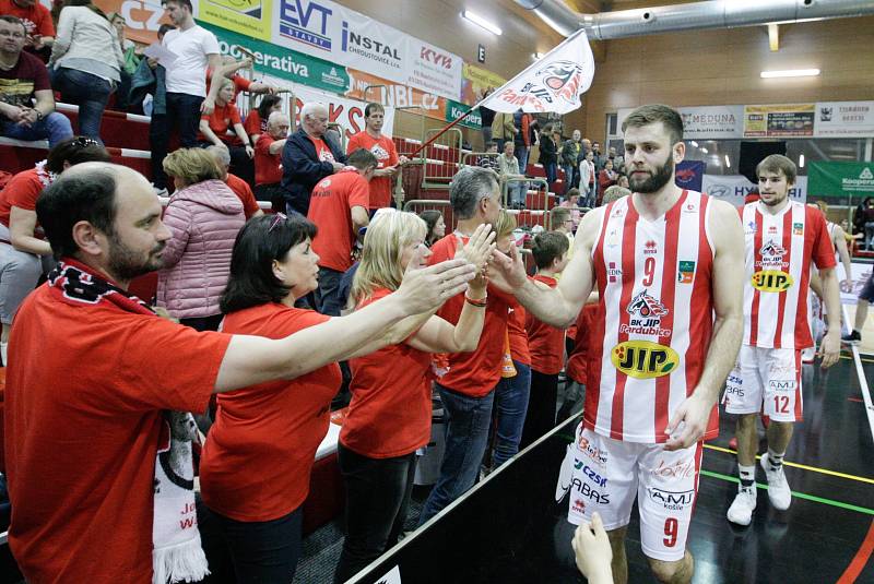 Basketbalové utkání play off Kooperativy NBL mezi BK JIP Pardubice (v bíločerném) a BK Armax Děčín (v černém) v pardubické hale na Dašické.