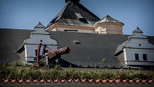 Východočeské muzeum v Pardubicích pořídilo na zámecké valy dvě repliky vícehlavňových děl z první poloviny 16. století, kdy tyto zbraně střežily přístup do pardubického zámku v držení rodu Pernštejnů. Repliky děl vyrobil pro muzeum puškař Miloš Skrbek. Pa