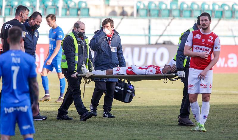 Fotbalové utkání Fortuna ligy mezi FK Pardubice (v červenobílém) a FC Baník Ostrava ( v modrém) na Městském stadionu Ďolíček v Praze.