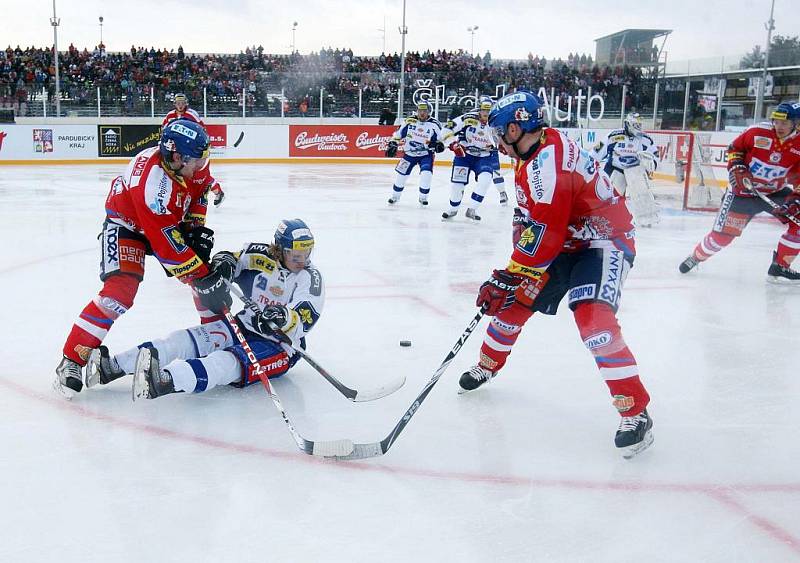 36. kolo hokejové Tipsport extraligy: Hokejisté HC Eaton Pardubice – HC Kometa Brno hráli pod širým nebem.