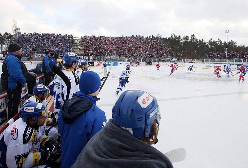 36. kolo hokejové Tipsport extraligy: Hokejisté HC Eaton Pardubice – HC Kometa Brno hráli pod širým nebem.