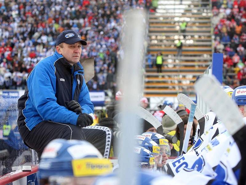 36. kolo hokejové Tipsport extraligy: Hokejisté HC Eaton Pardubice – HC Kometa Brno hráli pod širým nebem.