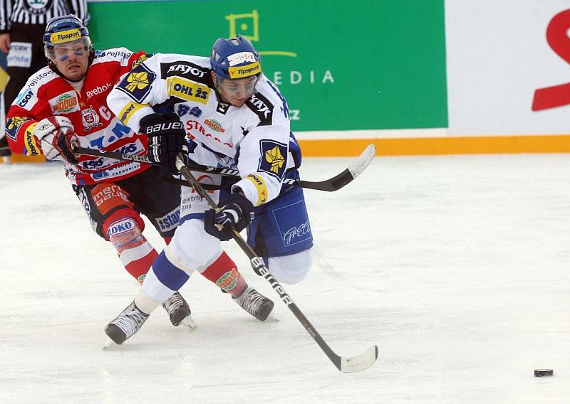 36. kolo hokejové Tipsport extraligy: Hokejisté HC Eaton Pardubice – HC Kometa Brno hráli pod širým nebem.