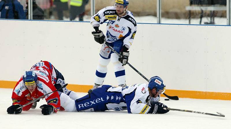 36. kolo hokejové Tipsport extraligy: Hokejisté HC Eaton Pardubice – HC Kometa Brno hráli pod širým nebem.