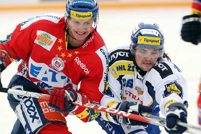 36. kolo hokejové Tipsport extraligy: Hokejisté HC Eaton Pardubice – HC Kometa Brno hráli pod širým nebem.