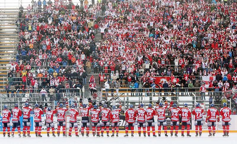 36. kolo hokejové Tipsport extraligy: Hokejisté HC Eaton Pardubice – HC Kometa Brno hráli pod širým nebem.