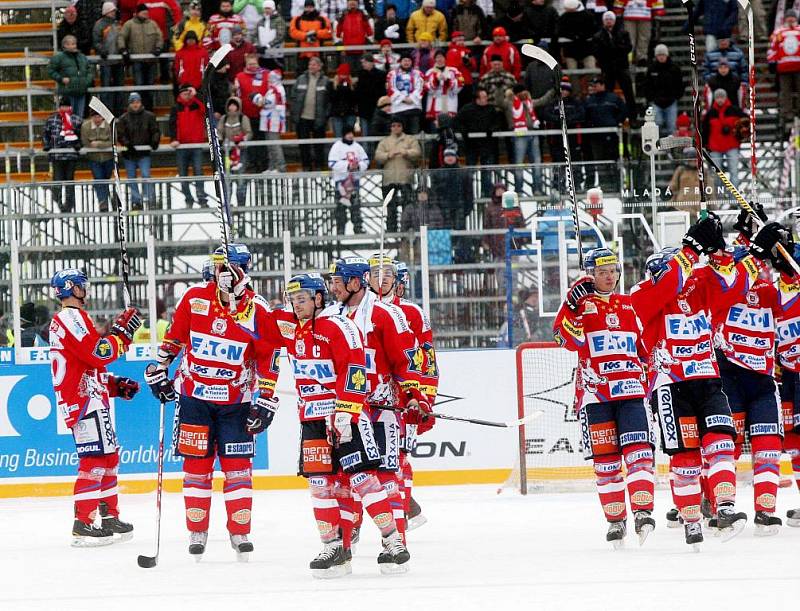 36. kolo hokejové Tipsport extraligy: Hokejisté HC Eaton Pardubice – HC Kometa Brno hráli pod širým nebem.