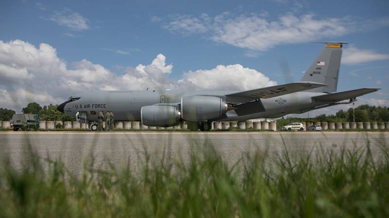 Letoun KC 135 má deset nádrží, v křídlech ale především v trupu. Krom toho uveze i materiál nebo lidi.