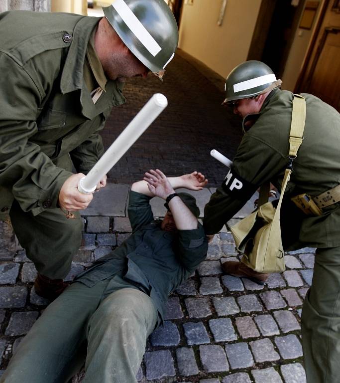 Empíci nejsou městská policie a dezerce se netrestá pokutou..