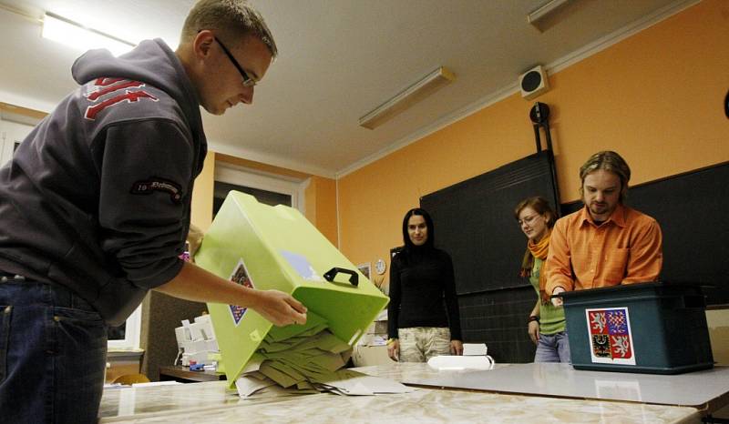 Sčítání hlasů ve volebním obvodu 72 na pardubickém sídlišti Višňovka