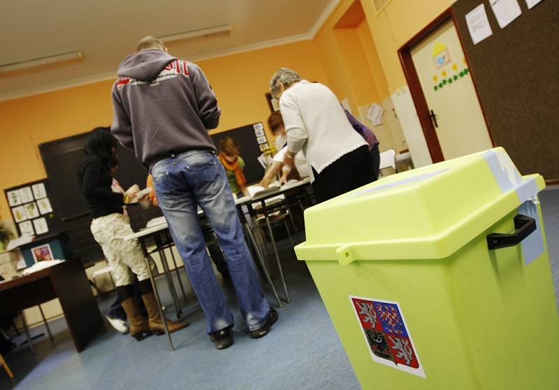 Sčítání hlasů ve volebním obvodu 72 na pardubickém sídlišti Višňovka