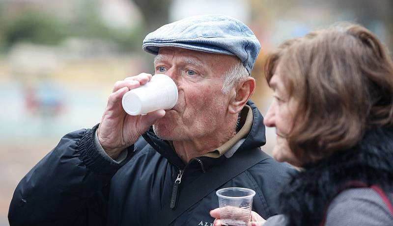 Tradiční degustace sedmi druhů Svatomartinského vína před kulturním domem na Dukle uspořádal pro občany strarosta městského obvodu V Jiří Rejda.