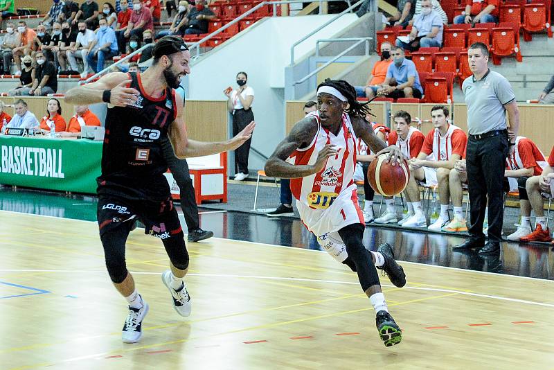 Basketbalové utkání Kooperativy NBL mezi BK JIP Pardubice (v červenobílém) a ERA Basketball Nymburk (v černém) v pardubické hale na Dašické.