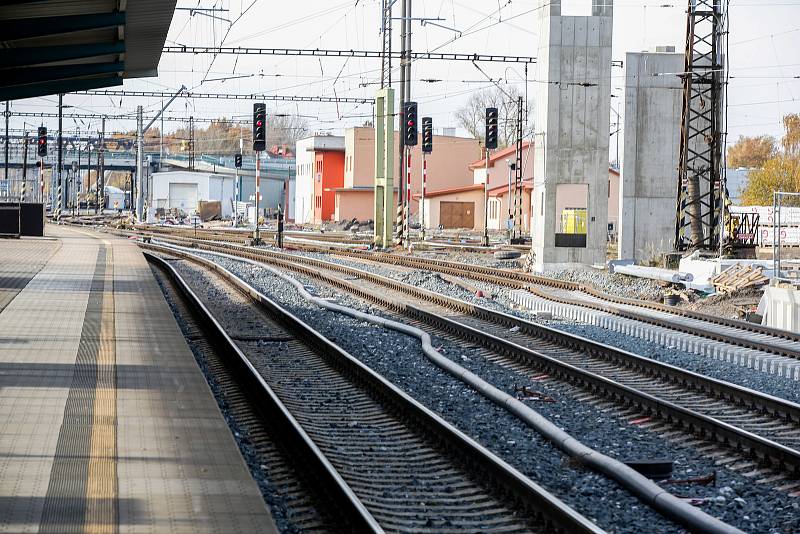 Průběh modernizace trati a perónů na Hlavním pardubickém vlakovém nádraží.