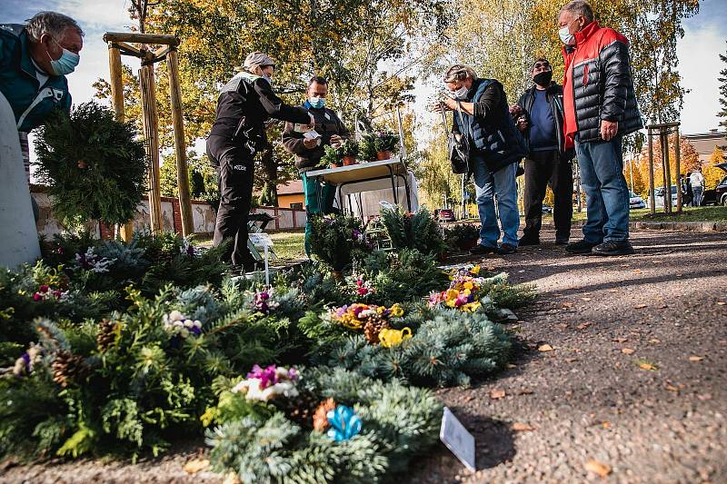 Pardubičtí strážníci vykázali tři prodejce dušičkového zboží od hřbitova.