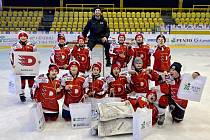 Takhle pardubičtí hokejisté z ročníku 2011 a mladší slavili vítězství na turnaji v Litvínově.