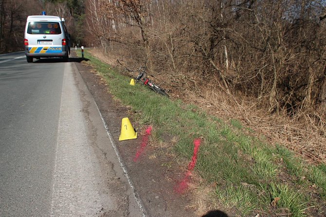 Cyklista nezvládl řízení už kolem poledne na silnici II/333 v katastru obce Lázně Bohdaneč.