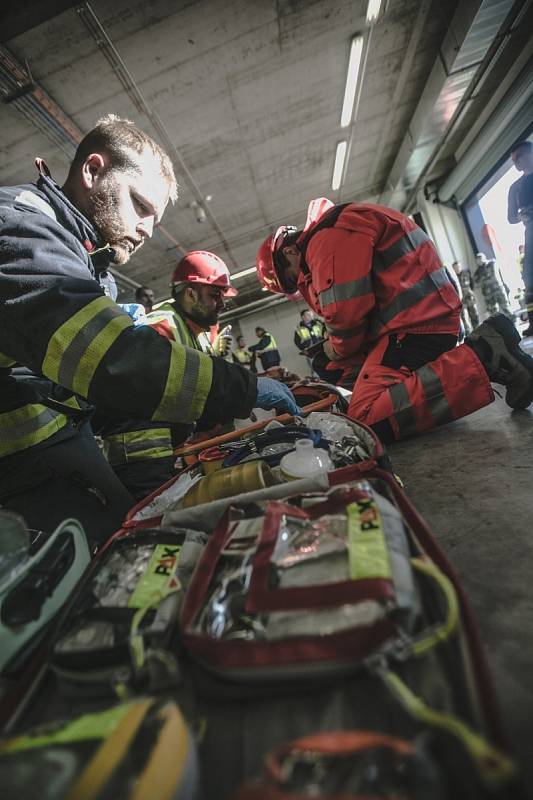 Cvičení Letadlo 2018. Prověrka záchranářů na pardubickém letišti měla simulovat leteckou nehodu.