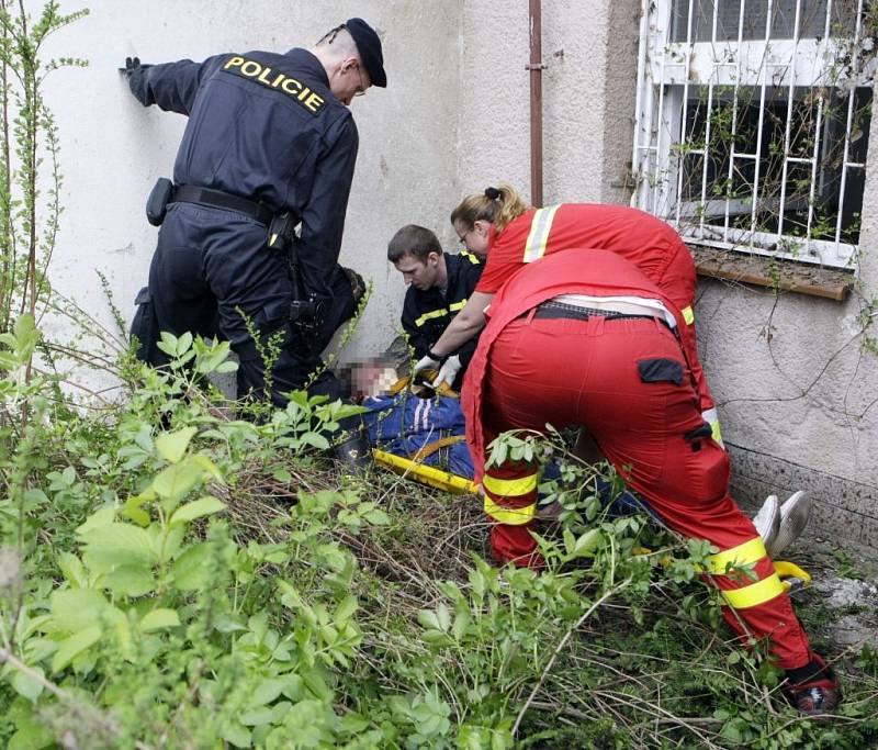 Pro dělníka, který se zřítil ze střechy, letěl do centra Pardubic vrtulník.