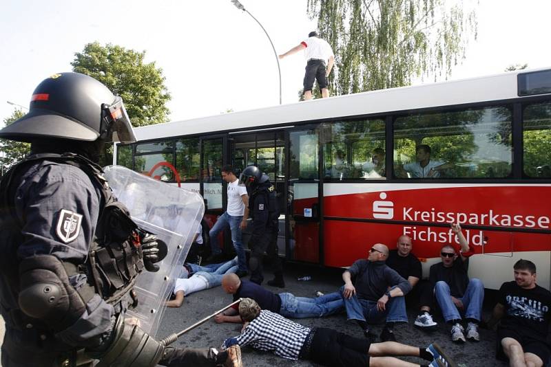 Pořádková jednotka Policie České republiky Pardubikcého kraje si pro diváky připravila velice akční ukázku zadržení agresivních fanoušků v autobuse.