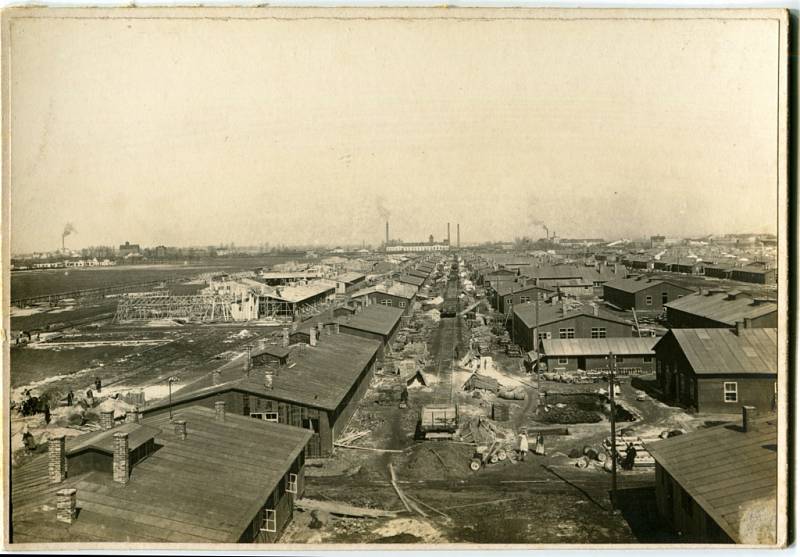 Výstavba válečné nemonice v Pardubicích v roce 1914/1915. Na obzoru uprostřed lze vidět cukrovar zničený náletem v roce 1944, vpravo kouří pardubický pivovar.