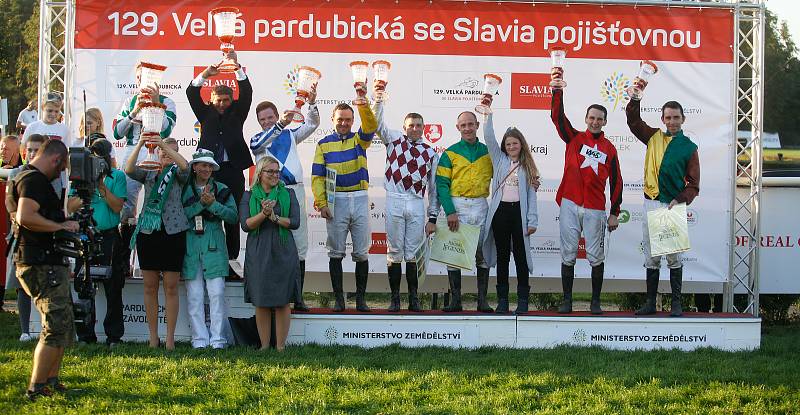 Vítězem 129. Velké pardubické se Slavia pojišťovnou na pardubickém dostihovém závodišti se stal Theophilos s Josefem Bartošem.