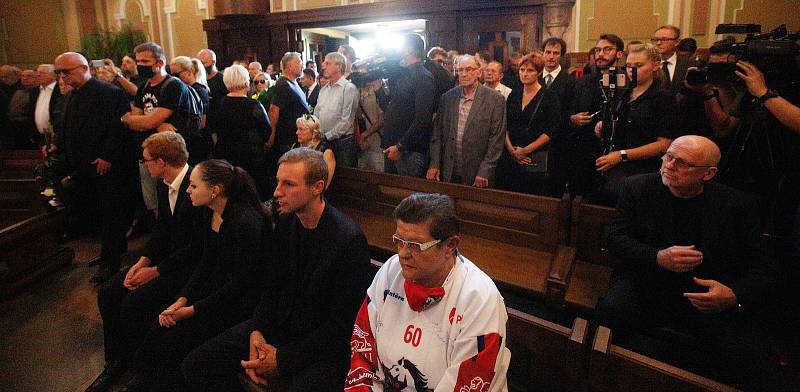 Poslední rozloučení s legendárním hokejovým trenérem Milošem Říhou v pardubickém krematoriu.