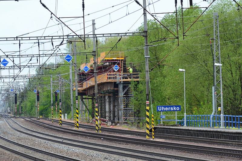 Stavba mostu přes železniční koridor u Uherska. Zdroj: FB Dostavba D 35
