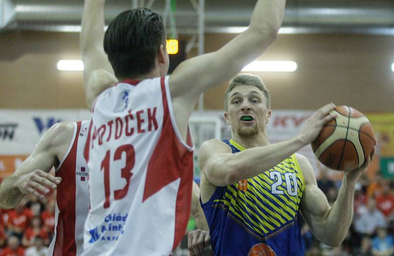 7. čtvrtfinále Kooperativy NBL mezi BK JIP Pardubice (v červenobílém) a SLUNETA Ústí nad Labem (ve žlutém) v pardubické hale na Dašické.