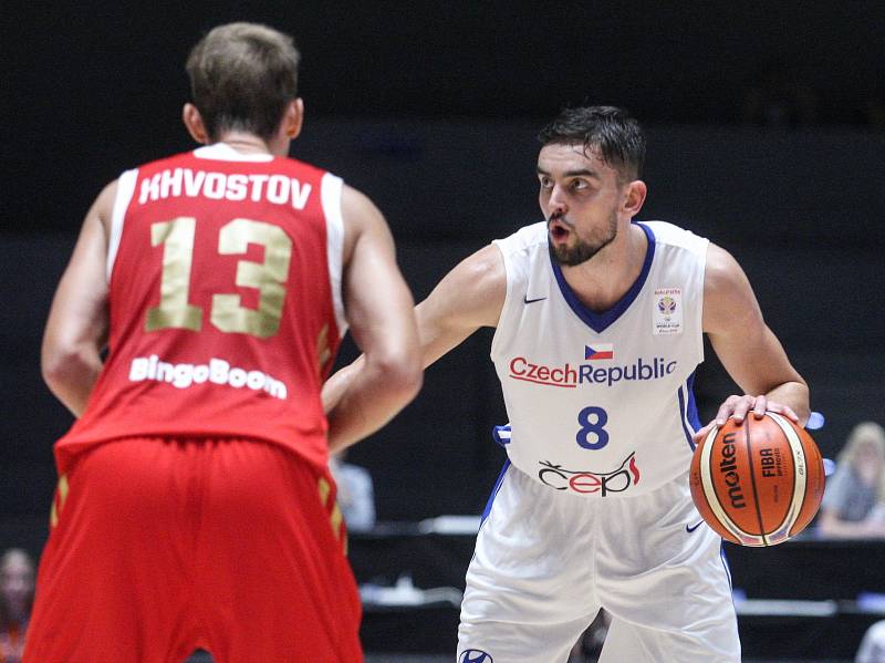 Basketbalové utkání kvalifikace na mistrovství světa 2019 mezi Českou republikou (v bílém) a Ruskem (v červeném) v pardubické ČSOB Pojišťovna areně.