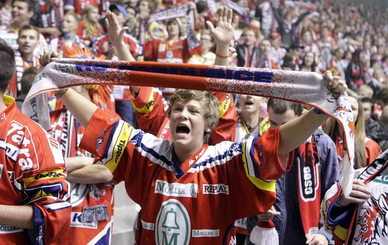 Atmosféry bylo na derby tolik, že fanoušci málem zbourali arenu. A tak to má být