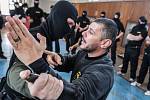 Krajskou pořádkovou jednotku policie Pardubického kraje si vzali do parády trenéři bojového umění Krav Maga. Tentokrát pod vedením instruktora Israele Cohena.