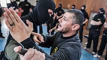 Krajskou pořádkovou jednotku policie Pardubického kraje si vzali do parády trenéři bojového umění Krav Maga. Tentokrát pod vedením instruktora Israele Cohena.