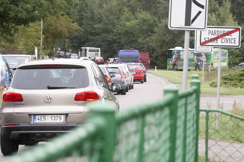 Částečná uzavírka mezi Svítkovem a Starými Čívicemi způsobila kilometrové kolony