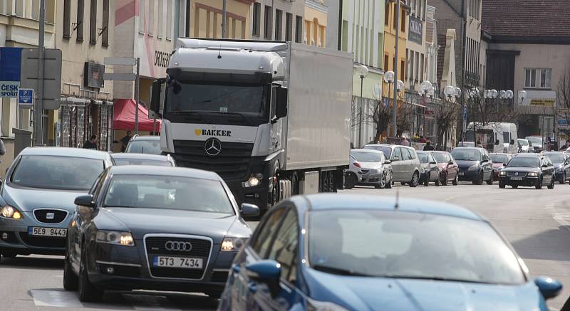 V Holicích začala oprava kruhové křižovatky. Veškerá doprava z Pardubic i Hradce Králové tak nyní směřuje přes centrum města.