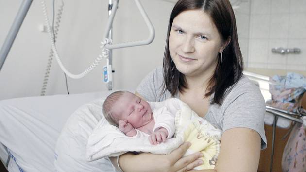 ANNA MUŽÍKOVÁ se narodila 4. září ve 22 hodin a 1 minutu. Měřila 48 centimetrů a vážila 3400 gramů. Maminku Annu podpořil u porodu tatínek Michal. Bydlí v Pardubicích.