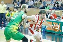Basketbalové utkání čtvrtfinále Alpe Adria Cupu mezi BK JIP Pardubice (v bíločerveném) a Patrioti Levice (v zelenožlutém) v pardubické hale na Dašické.