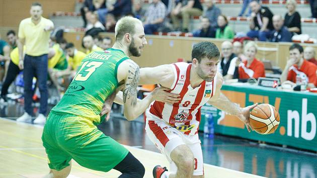 Basketbalové utkání čtvrtfinále Alpe Adria Cupu mezi BK JIP Pardubice (v bíločerveném) a Patrioti Levice (v zelenožlutém) v pardubické hale na Dašické.