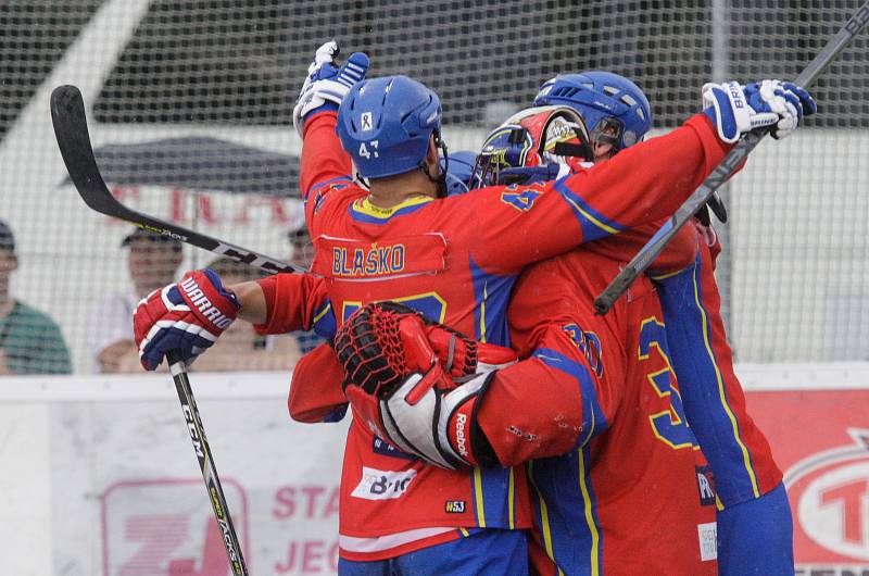 Čtvrté finále hokejbalové play-off CROSSDOCK extraligy mezi HBC Autosklo-H.A.K. Pardubice (v bílomodrém) a  HC Kert Park Praha(v červeném) na hřišri v Polabinách.