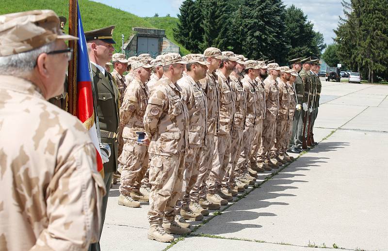 Slavnostní nástup vojáků 20. úkolové uskupení Armády ČR, kteří se vrátili z Afghánistánu, na letišti v Pardubicích.