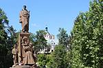 Sousoší od akademického sochaře Josefa Malejovského, ztvárňující rudoarmějce obklopeného dětmi, bylo na náměstí Republiky odhaleno v roce 1957.