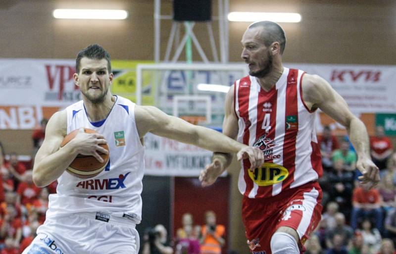 2. semifinále basketbalové Kooperativa NBL mezi BK JIP Pardubice (v bíločerném) a BK Armax Děčín (v černém).