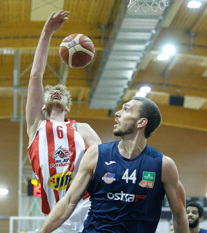 Kooperativa NBL: BK JIP Pardubice - NH Ostrava.