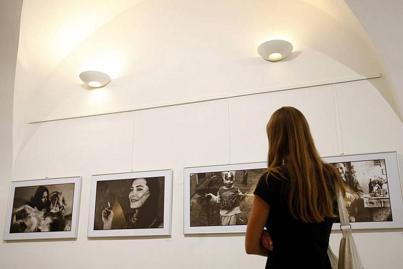 V PARDUBICKÉ GALERII GONS na Pernštýnském náměstí je v současné době k vidění výstava fotografií Alžběty Kopecké. Ta nese název 24. 