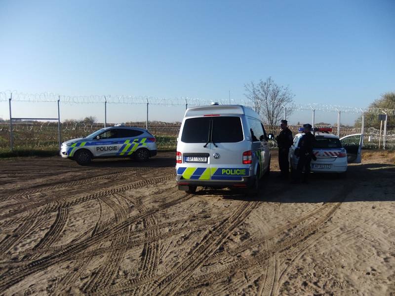 Plot a hranici střežili policisté společně v mezinárodních hlídkách. 