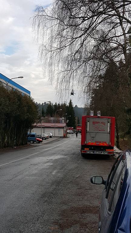 Situace v okolí Poličských strojíren ve 14:00. Na místě je velký počet záchranářů. Vrtulníky stále vozí raněné.