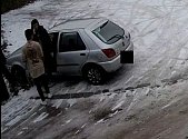 Policie pátrá po ženě, která byla svědkem dopravní nehody pod Kunětickou horou.