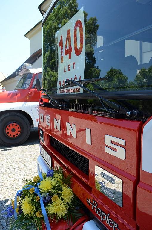 Dobrovolní hasiči z Lázní Bohdaneč slavili 140 let výročí. Požehnání do služby dostala dvě nová zásahová vozidla. 