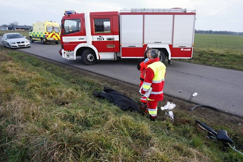 26. prosince. Tragická nehoda mezi Kuněticemi a Ráby. Cyklistka vjela ze stezky rovnou pod auto.