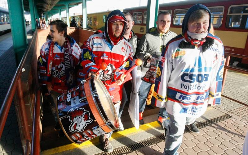 Odjezd fanoušků Dynama Pardubice na derby s Hradcem Králové.